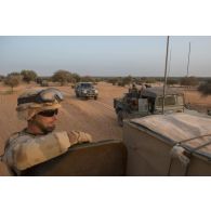 Un chef de section du 3e régiment de hussards (RH) coordonne une progression en direction d'Andéramboukane, au Mali.