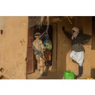 Un commandant d'unité du 3e régiment de hussards (RH) prend contact avec des habitants devant chez eux à Andéramboukane, au Mali.