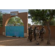 Des soldats français et maliens patrouillent devant la mairie d'Andéramboukane, au Mali.