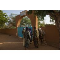 Des soldats français et maliens sont salués par le maire lors d'une patrouille dans la ville d'Anderamboukane.