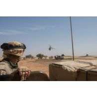 Un soldat du génie de combat accompagne des soldats maliens pour l'installation d'une base avancée à Andéramboukane, au Mali.