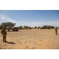 Des soldats du 3e régiment de hussards (RH) patrouillent dans le village de Tin Salatene, au Mali.
