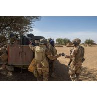Un soldat du 3e régiment de hussards (RH) salue des militaires maliens lors d'une patrouille à Tin Salatene, au Mali.