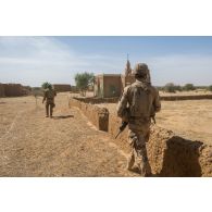 Un soldat du 3e régiment de hussards (RH) accompagne des soldats maliens pour une patrouille autour de la mosquée de Tin Salatene, au Mali.