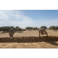 Un soldat du 3e régiment de hussards (RH) accompagne des soldats maliens pour une patrouille à Tin Salatene, au Mali.