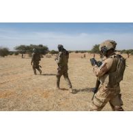 Un soldat du 3e régiment de hussards (RH) accompagne des soldats maliens pour une patrouille à Tin Salatene, au Mali.