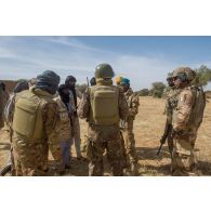 Un soldat du 3e régiment de hussards (RH) accompagne des soldats maliens pour une prise de contact avec des combattants du Mouvement pour le salut de l'Azawad (MSA) à Tin Salatene, au Mali.
