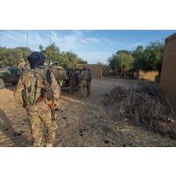 Des soldats français et maliens se réunissent pour un point de situation lors d'une patrouille au village de Tin Salatene, au Mali.