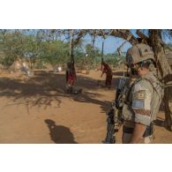 Un soldat du 3e régiment de hussards (RH) observe des femmes préparer le mil à Tin Salatene, au Mali.