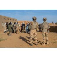 Des soldats français et maliens prennent contact avec les habitants de Tin Salatene, au Mali.