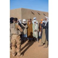 Un soldat français prend contact avec les habitants de Tin Salatene, au Mali.