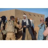 Un soldat français prend contact avec les habitants de Tin Salatene, au Mali.