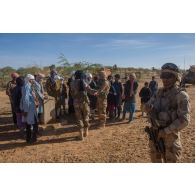 Un interprète traduit l'échange entre un soldat français et les habitants de Tin Salatene, au Mali.