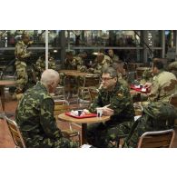 Des instructeurs espagnols discutent lors d'un petit-déjeuner à la cafétéria de l'aéroport de Roissy-Charles-de-Gaulle.