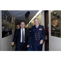 Arrivée du ministre de la Défense Jean-Yves Le Drian accompagné de l'amiral Edouard Guillaud, chef d'état major des armées (CEMA) au centre de planification et de conduite des opérations (CPCO).