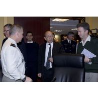 Le ministre de la Défense Jean-Yves Le Drian est accueilli par les généraux Christophe Gomart, directeur du renseignement militaire (DRM) et Patrick Brethous, chef du centre de planification et de conduite des opérations (CPCO).