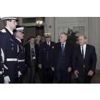 Le Premier ministre Jean-Marc Ayrault et le ministre de la Défense Jean-Yves Le Drian sont accueillis par un piquet d'honneur de la gendarmerie de l'air au centre de planification et de conduite des opérations (CPCO).