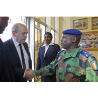 Le ministre de la Défense Jean-Yves Le Drian rencontre un général de corps d'armée ivoirien de la mission internationale de soutien au Mali sous conduite africaine (MISMA) à Bamako, au Mali.