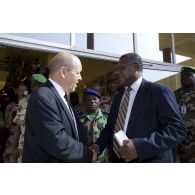Le ministre de la Défense Jean-Yves Le Drian discute avec un représentant de la mission internationale de soutien au Mali sous conduite africaine (MISMA) à Bamako, au Mali.