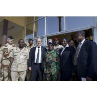 Le ministre de la Défense Jean-Yves Le Drian pose aux côtés du personnel civil et militaire de la mission internationale de soutien au Mali sous conduite africaine (MISMA) à Bamako, au Mali.