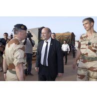 Le ministre de la Défense Jean-Yves Le Drian visite une antenne chirurgicale aux côts du général Grégoire de Saint-Quentin à Bamako, au Mali.