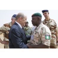 Le ministre de la Défense Jean-Yves Le Drian rencontre un officier nigérian de la mission internationale de soutien au Mali sous conduite africaine (MISMA) à Gao, au Mali.
