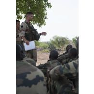 Des instructeurs français dispensent une formation théorique auprès de soldats maliens sur le camp de Koulikoro, au Mali.