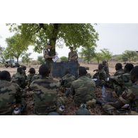 Des instructeurs français dispensent une formation théorique auprès de soldats maliens sur le camp de Koulikoro, au Mali.