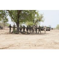 Des instructeurs hongrois dispensent une formation de tireur d'élite auprès de soldats maliens sur le camp de Koulikoro, au Mali.