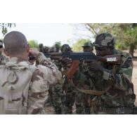 Un instructeur hongrois dispense une formation de tireur d'élite auprès de soldats maliens sur le camp de Koulikoro, au Mali.