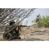 Un soldat malien prend position sous un arbre lors d'un entrainement sur le camp de Koulikoro, au Mali.