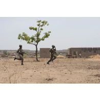 Des soldats maliens progressent lors d'un entrainement sur le champ de tir de Koulikoro, au Mali.