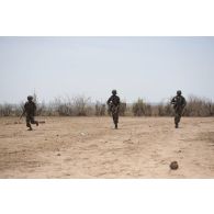 Des soldats maliens progressent sur le champ de tir de Koulikoro, au Mali.