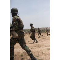 Des soldats maliens progressent sur le champ de tir de Koulikoro, au Mali.