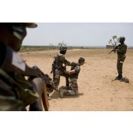 Des soldats maliens appréhendent un suspect lors d'une formation aux techniques d'intervention opérationnelle rapprochée (TIOR) sur le camp de Koulikoro, au Mali.