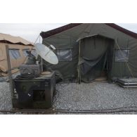 Tente K2 du RepFrance (représentant des éléments français) avec sa parabole, dans le camp américain de Karchikanabab.