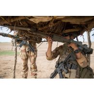 Un légionnaire du 2e régiment étranger de génie (REG) mène une vérification de non pollution (VNP) autour d'une habitation du secteur de N'Daki, au Mali.