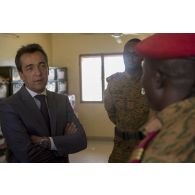 L'ambassadeur Xavier Lapeyre de Cabanes discute avec des médecins burkinabè à Dori, au Burkina Faso.