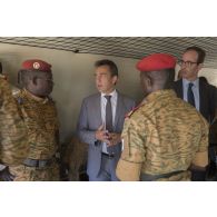 L'ambassadeur Xavier Lapeyre de Cabanes discute avec des médecins burkinabè à Dori, au Burkina Faso.