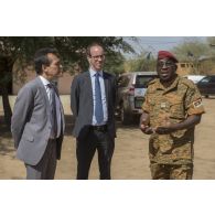 L'ambassadeur Xavier Lapeyre de Cabanes discute avec des officiers burkinabè à Dori, au Burkina Faso.