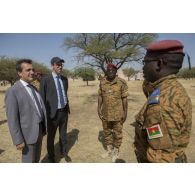 L'ambassadeur Xavier Lapeyre de Cabanes discute avec des officiers burkinabè à Dori, au Burkina Faso.