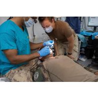 Un artilleur français de la Task Force Wagram se plaignant de douleurs aux dents est pris en charge par le personnel médical au Role 2 canadien installé sur l'aéroport d'Erbil.