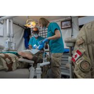 Un artilleur français de la Task Force Wagram se plaignant de douleurs aux dents est pris en charge par le personnel médical au Role 2 canadien installé sur l'aéroport d'Erbil.