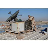 Un élément du 28e RTrs entretient les antennes et les appareils de transmission SIC (système d'information et de communication) sur la base aérienne d'Erbil à l'est de Mossoul, dans le Kurdistan irakien