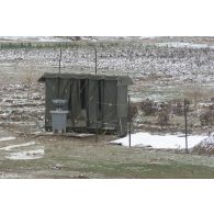 Le camp du détachement français à l'aéroport de Mazar e Charif sous la neige. Installations sanitaires de campagne.