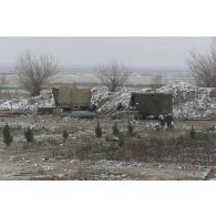 Le camp du détachement français à l'aéroport de Mazar e Charif sous la neige. Installations sanitaires de campagne : lavabos et douches.