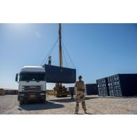 Chargement de containers KC20 à bord d'un camion Iveco Cursor par les éléments du SGTA (sous groupement tactique d'artillerie) au moyen d'une grue mobile Kato, en prévision d'un convoi routier depuis la FOB (forward operating base ou base opérationnelle avancée) de Filfayl en direction de la FOB de Kharez, dans le cadre d'un déménagement à venir.