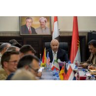 Monsieur Abdul Karim Sultan Sinjari, ministre de l'intérieur kurde, préside une réunion de la coalition internationale au ministère de la défense à Erbil, siège du gouvernement régional du Kurdistan.