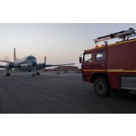 Mise en route des moteurs d'un patrouilleur Atlantique 2 en stationnement sur la piste de la BAP (base aérienne projetée) en Jordanie, sous la surveillance de pompiers de l'Air.