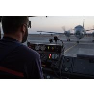 Mise en route des moteurs d'un patrouilleur Atlantique 2 en stationnement sur la piste de la BAP (base aérienne projetée) en Jordanie, sous la surveillance de pompiers de l'Air.